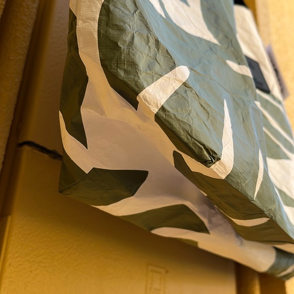 Authentic Aloha Collection Monstera Holo Holo Tote - Picture 5 of 16